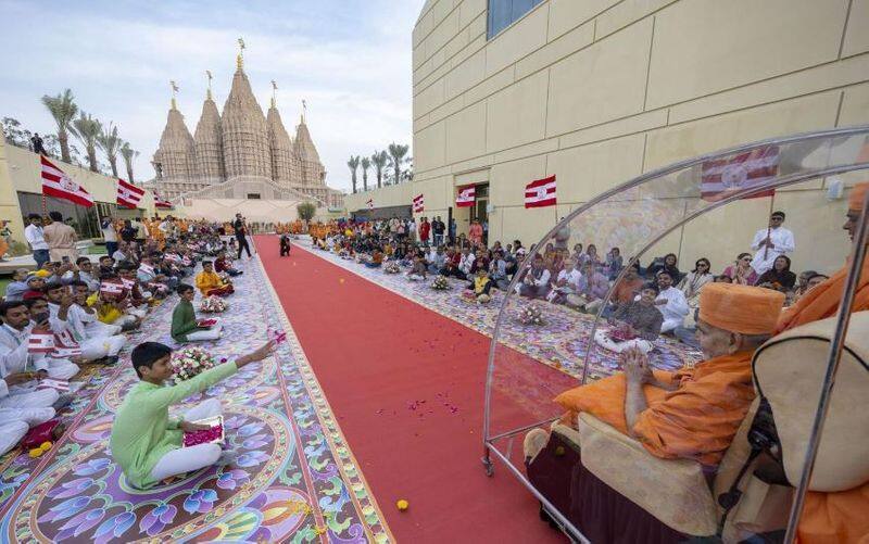 warm reception for Mahant Swami Maharaj arrived in uae 