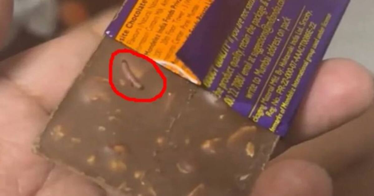 dairy milk chocolate worm டெய்ரி மில்க் சாக்லேட்டில் உயிருடன் இருந்த புழு!