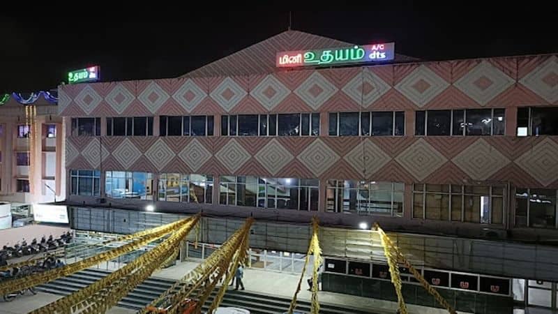 Vairamuthu emotional post about Udhayam Theatre shut down in chennai gan