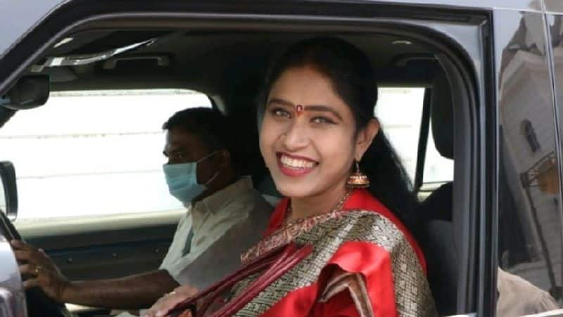 Congress MLA Vijayadharani Join BJP