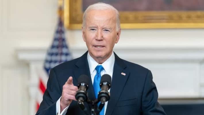 Joe Biden, thinking it was his wife, was about to kiss another woman in this viral video-rag