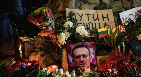 Russian Orthodox Church suspends priest for leading Putin critic Alexei Navalny's memorial service snt