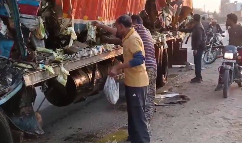 Highway havoc: Locals seize ghee packets after truck collision in Uttar Pradesh (WATCH)
