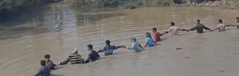 Uttar Pradesh Kasganj distric tractor trolley filled with devotees overturned in a pond 15 people died XSMN