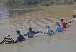 Uttar Pradesh Kasganj distric tractor trolley filled with devotees overturned in a pond 15 people died XSMN