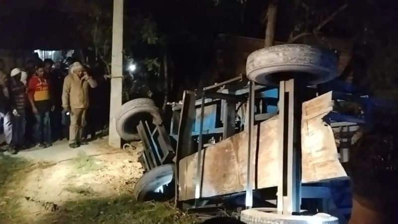 Jaunpur Raebareli highway Roadway bus tractor trolley accident 6 workers killed XSMN