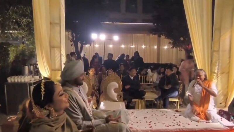 pandit ji singing movie song between wedding mantra video goes viral zkamn