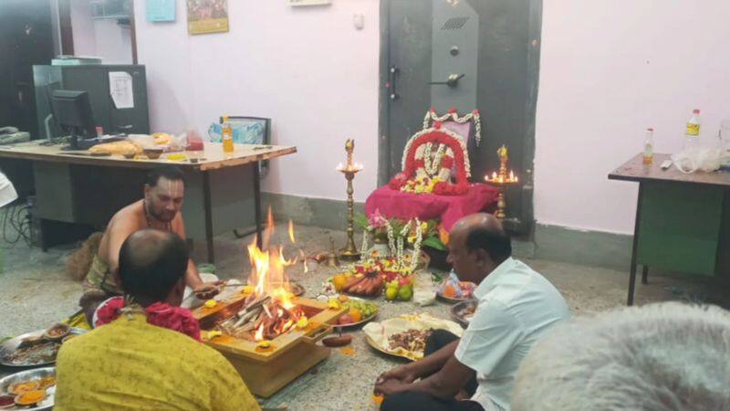 Customers demand action against officials who performed special pooja at Co-operative Bank in Dharmapuri vel