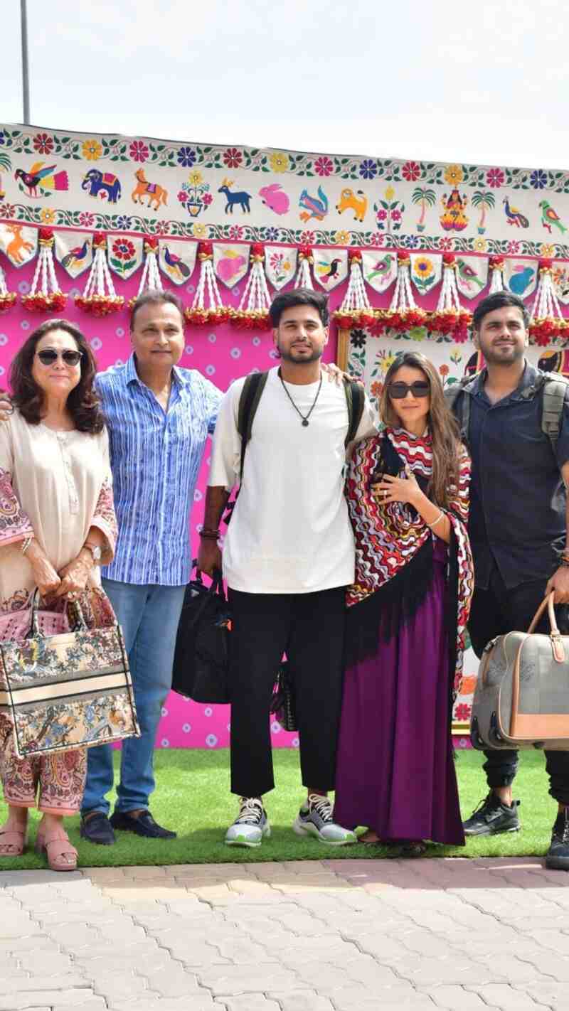 भतीजे को आशीर्वाद देने फैमिली संग पहुंचे Anil Ambani,देखें Photos