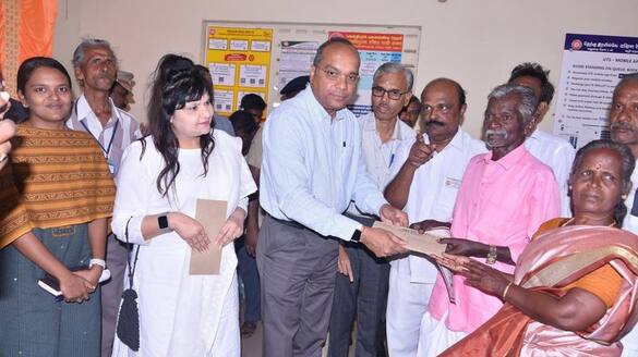 Madurai Divisional Manager felicitated the couple who avoided a train accident in Tenkasi vel