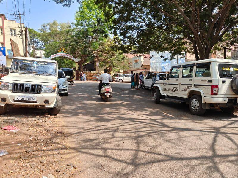 Parking chaos in front of Dharwad District Collector's office rav