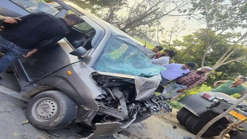 Uttar Pradesh Bulandshahr Accident News Delhi  family car collides with a truck parked on NH 34 XSMN