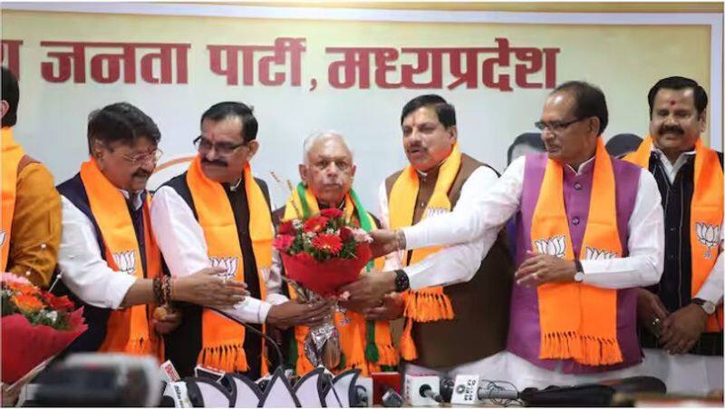 Madhya Pradesh News Lok Sabha Election Many Congress leaders including former Union Minister Suresh Pachauri close to Gandhi family join BJP XSMN