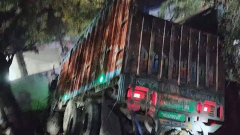 Uttar Pradesh Accident News Kerakat Tiraha on Jaunpur Azamgarh Highway Horrific collision between truck and car, 6 killed XSMN