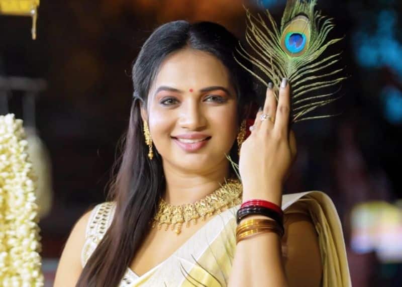 bigg boss malayalam season 6 contestant Saranya Anand actress bio mohanlal nsn