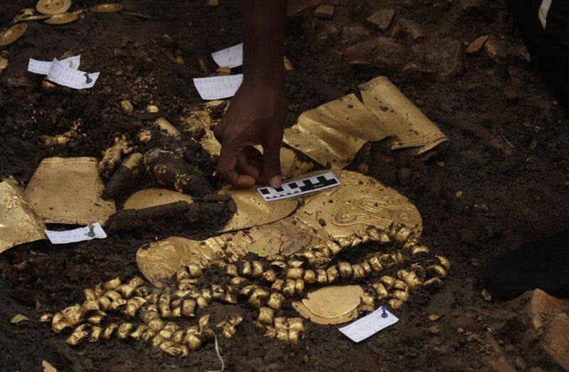 Archaeologists in Panama find ancient lords tomb filled with gold treasure and sacrificial victims around 1,200 years old skr
