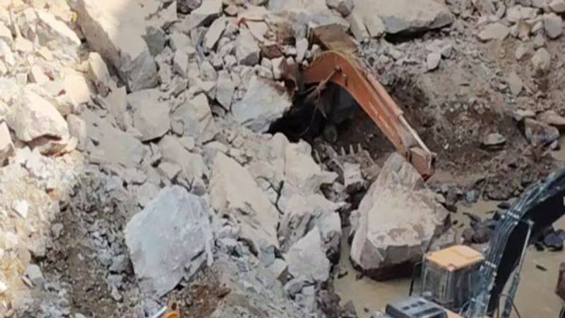 Uttar Pradesh News mahoba mining blast 12 workers buried ruckus of angry family members CM Yogi took cognizance XSMN