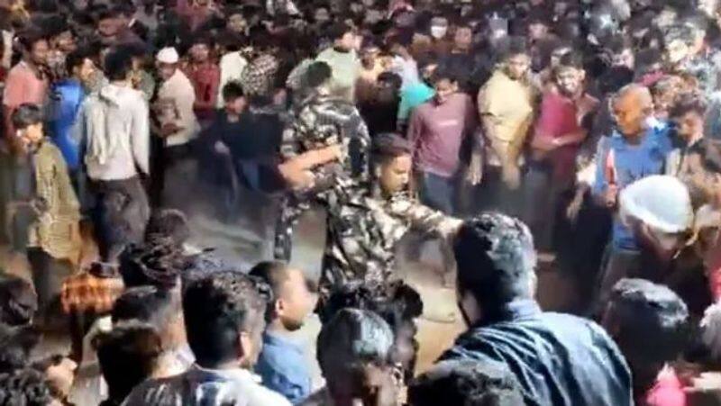 After a hotel offers free haleem for an hour, chaos breaks out in Hyderabad, and police use lathicharge to disperse the crowd-rag