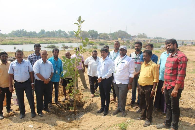 Corporation Commissioner today inaugurated the ceremony of planting 2000 saplings on the banks of Thamirabarani river vel