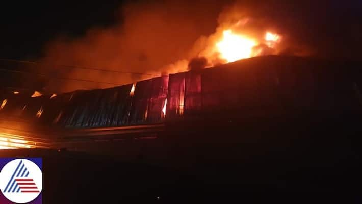 Fire caught in orra jayanagar 3rd block . . . . #NammaBengaluroo #Bangalore  #Bengaluru . . #silkboard #whitefield #marathahalli #hsr #MGR