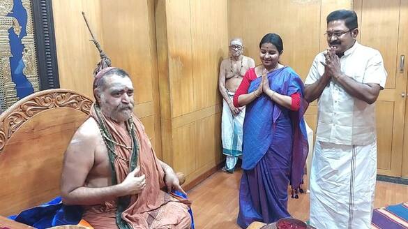 ammk general secretary gets blessings from kanchi shankaracharya in kanchipuram vel