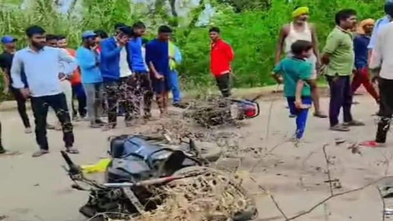 Bihar News Bhojpur Bihiya- Bihta State Highway Accident truck driver 2 bikers 4 including father and son died traffic jam XSMN