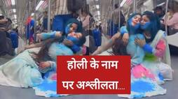 video viral of girls obscene holi reel in  delhi metro  zkamn