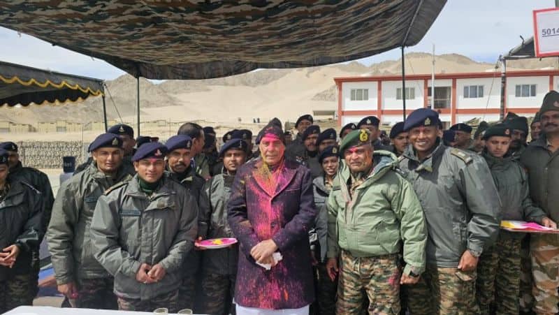Leh Ladakh News Defense Minister Rajnath Singh Celebrates Holi With Soldiers In Leh Siachen tour canceled due to bad weather XSMN