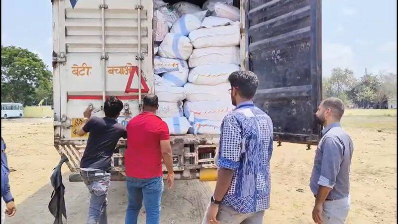 container lorry seized by Flying squad officers in villivakkam which one carried bjp flags and caps without document vel