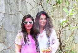   raveena tondon with daughter rasha dia mirja farhan akhtar played holi 2024 javed akhtar shabana azmi house xbw