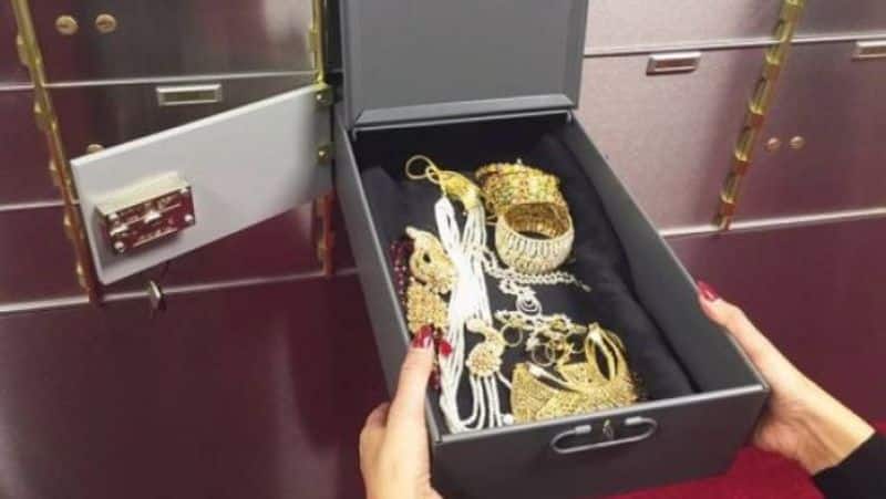 Are you going to keep gold jewelry and property documents in the bank locker? Make a note of all this-sak
