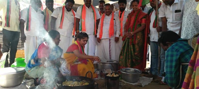 PMK candidate Thilakabama who gathered votes by cooking vada in the shop KAK