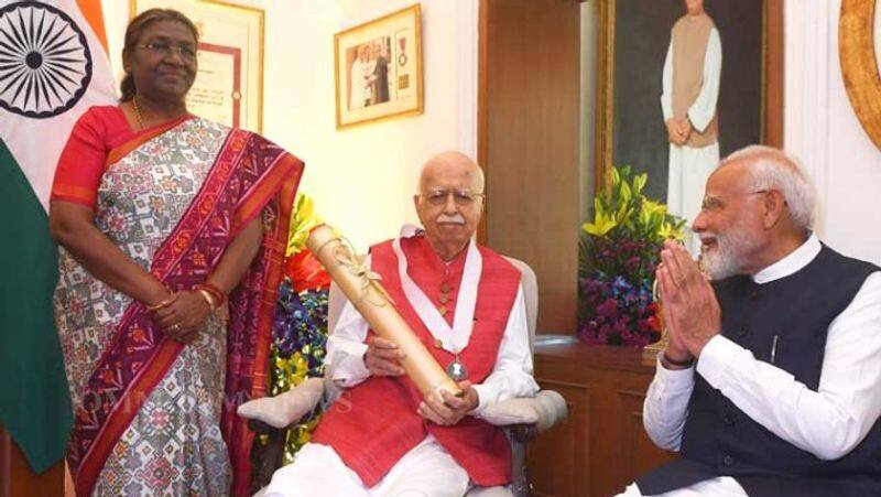 Glorious moment in BJP President Draupadi Murmu honored Lal Krishna Advani with Bharat Ratna at home PM Modi was also present XSMN