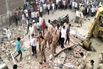 Uttar Pradesh News Badaun in islamnagar Massive explosion at Akhtar Atishbaj house two storey building collapsed XSMN