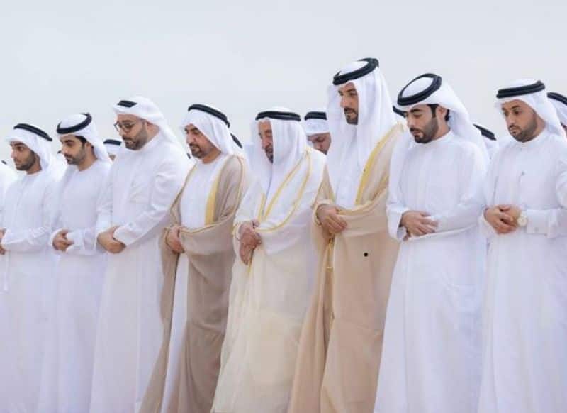 uae president performed Eid Al Fitr prayers 