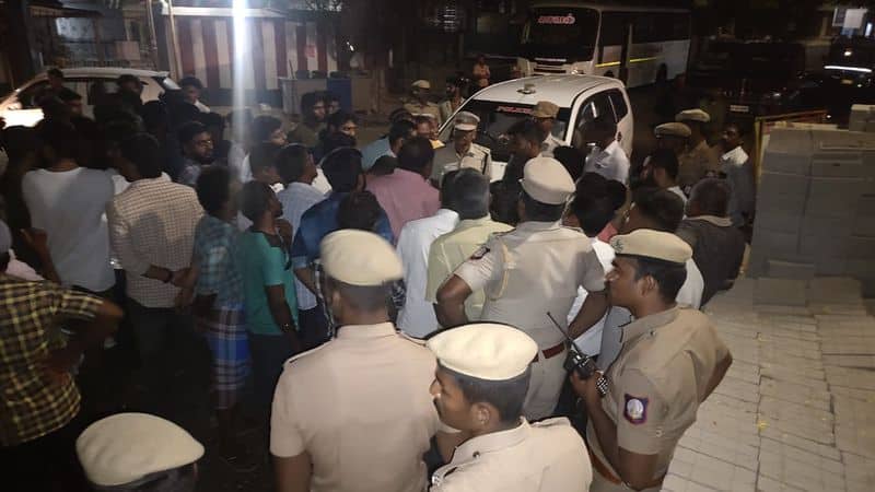 Clash between DMK and BJP protesting Annamalai campaigning at night KAK
