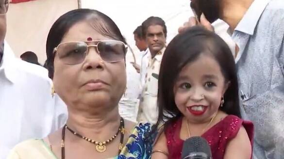 Lok Sabha Elections 2024: Jyoti Amge, world's shortest woman, casts her vote in Nagpur (WATCH) gcw
