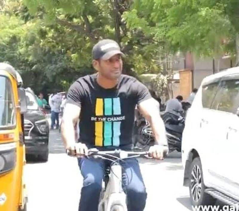 Vishal Cast His Vote For Lok Sabha Elections 2024 travel to poling booth by cycle troll vvk