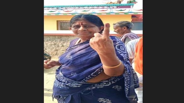 BJP president annamalai mother cast his vote in aravakuruchi karur loksabha smp