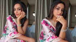KGF heroien Srinidhi shetty flaunts in Baby pink floral saree Vin