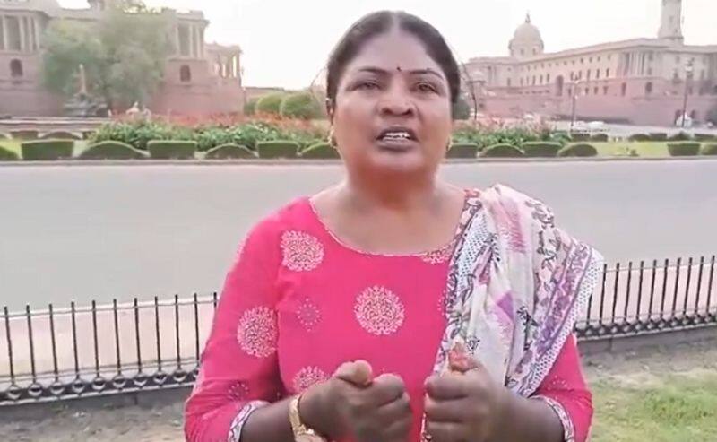 Andhra Pradesh woman cut her finger in India gate New Delhi AKP