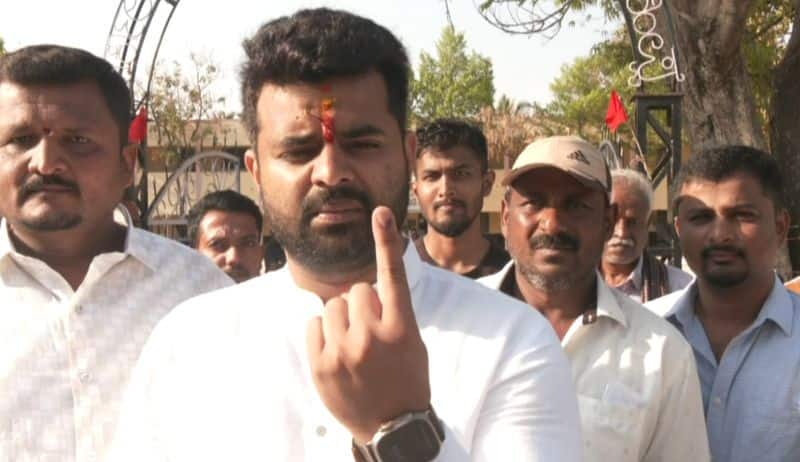karnataka lok sabha election 2024 Hassan constituency HD Devegowda Grandson Prajwal revanna vs  shreyas patel gow