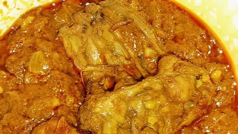 Worms in Chettinad Chicken Gravy! Customer shock in Chennai tvk