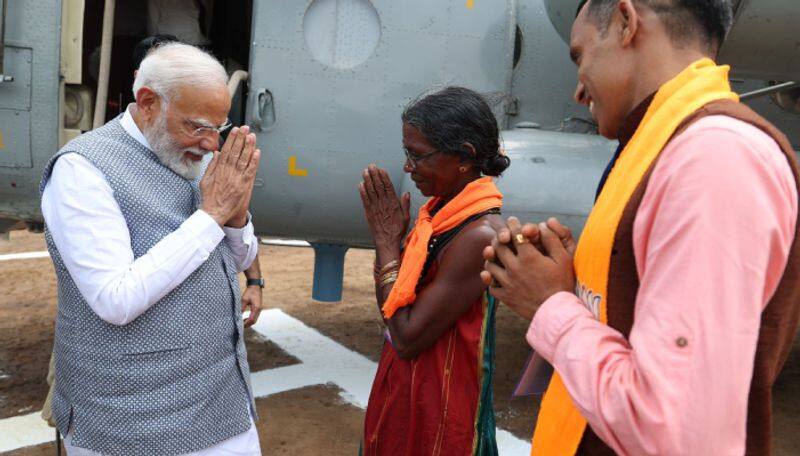 PM Modi:  బ‌స్టాండ్ లో పండ్లు అమ్మే మహిళను కలిసిన ప్ర‌ధాని మోడీ.. ఆమెపై ఎందుకు ప్రశంసలు కురిపించారు?  