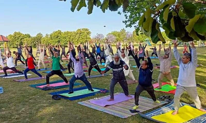 Yoga makes official entry into Pakistan with free classes in Islamabads most prominent park gvd