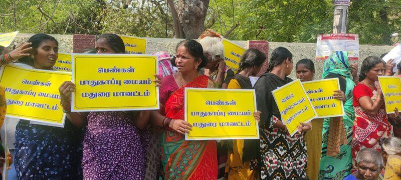 The women organization protested against Savkku Shankar in the Madurai court KAK