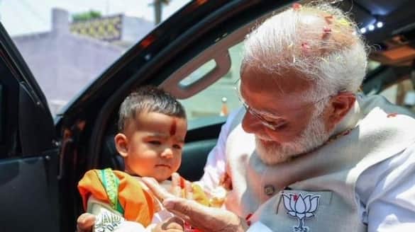Prime Minister Narendra Modi Meet small Child at Lakshmipuram Village Warangal AKP