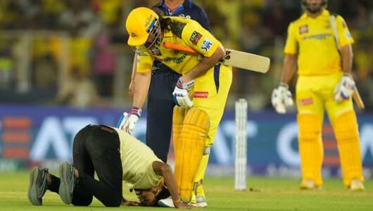 Fan breaches security, bows down in front of MS Dhoni, viral video Tata IPL 2024 RMA