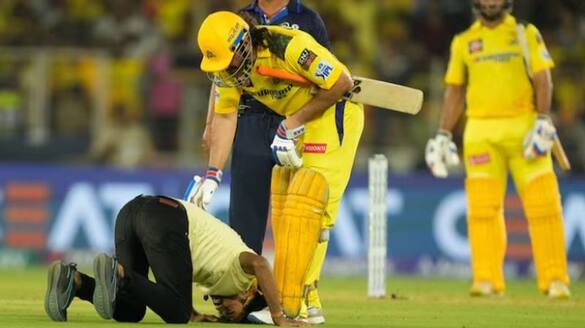 Fan breaches security, bows down in front of MS Dhoni, viral video Tata IPL 2024 RMA