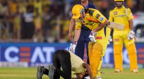 Fan Invades Pitch To Touch MS Dhoni's Feet during Gujarat Titans vs Chennai Super Kings Match in IPL 2024